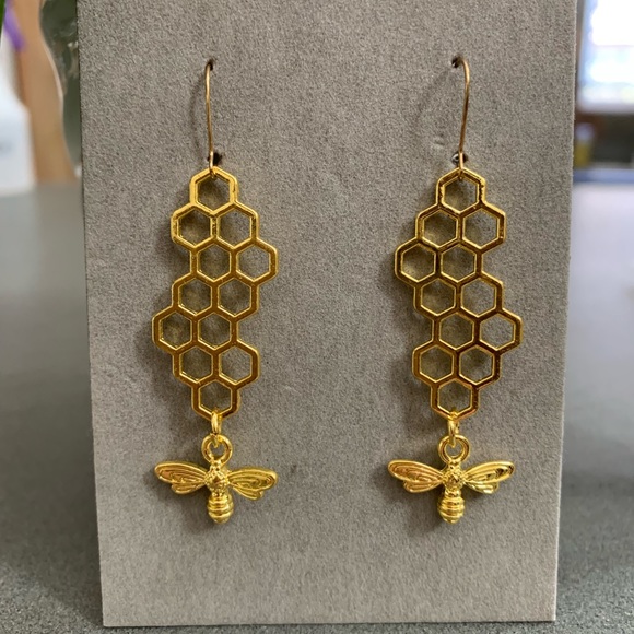 🔥5/$20🔥 Gold-Tone Bee and Hive Earrings New - Picture 4 of 5